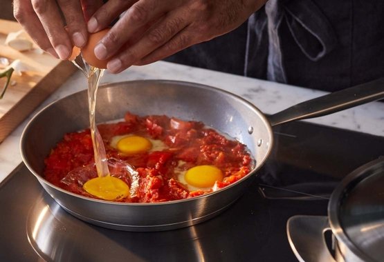 Cuisiner avec des casseroles en acier inoxydable antiadhésives