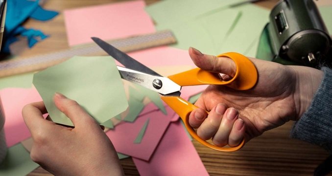 Les ciseaux à papier et à cranter Fiskars pour les loisirs créatifs